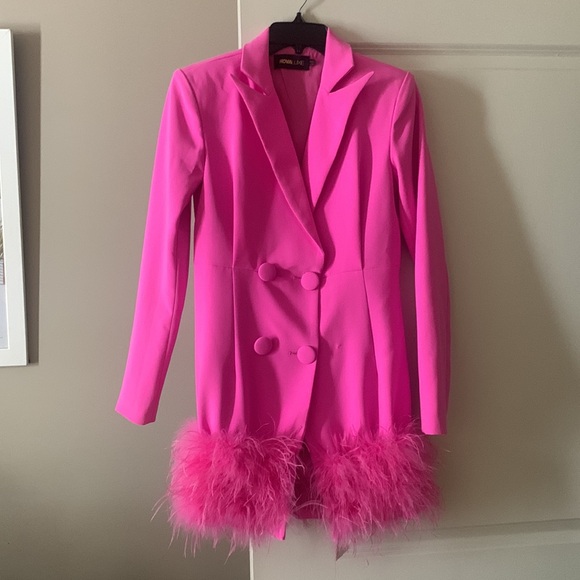Pink feathered blazer dress - Picture 5 of 8